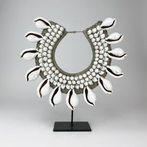 Shell Necklace on Iron Stand (T6203)