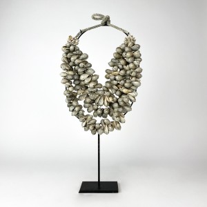 Shell Necklace on Iron Stand (T6206)