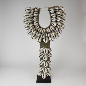 Shell Necklace on Iron Stand (T6212)