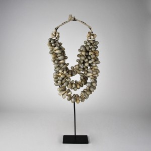 Shell Necklace on Iron Stand (T6215)